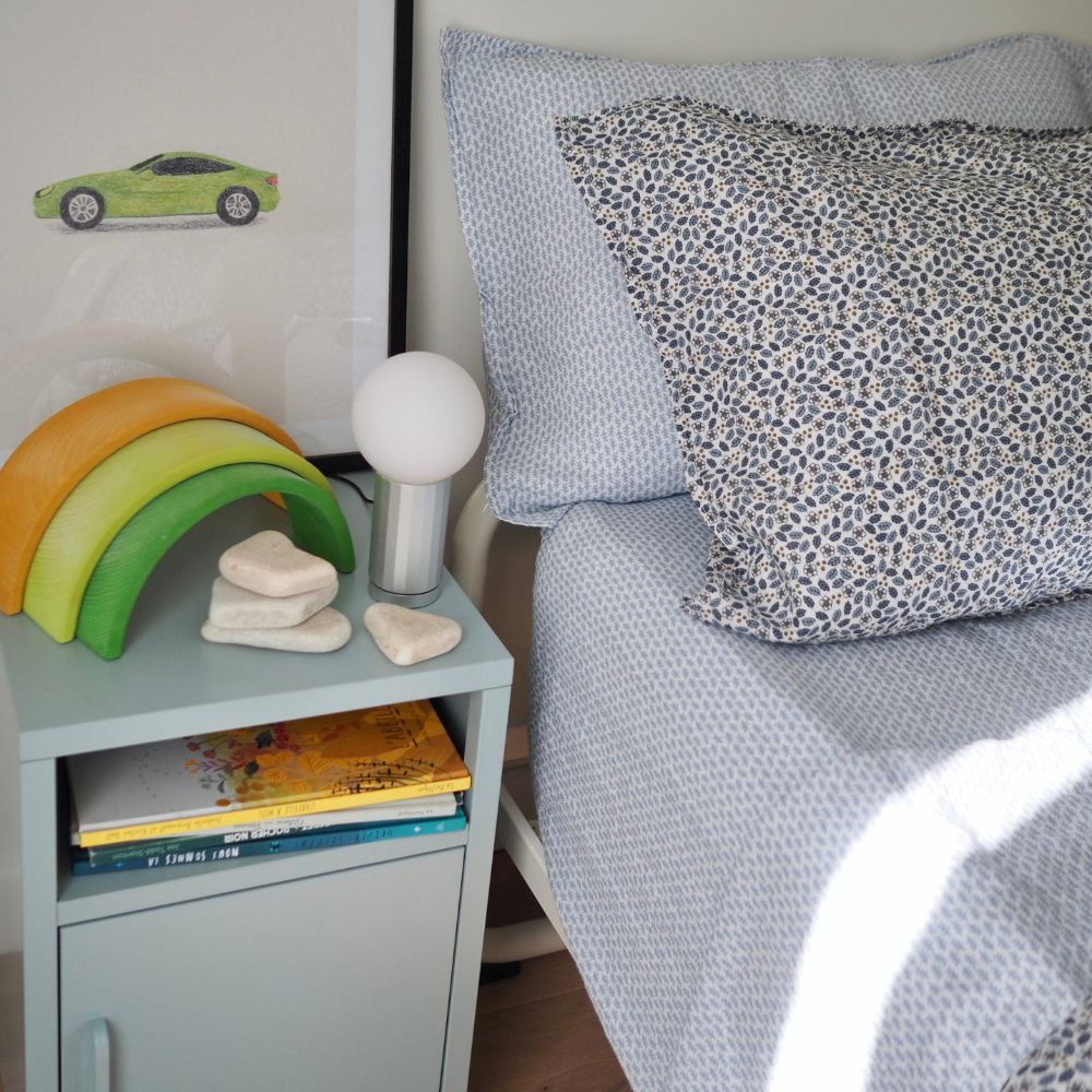 Ensemble de draps pour enfants en mousseline de coton Candide Living motif Ondine bleu chambray avec table de nuit et décorations. 