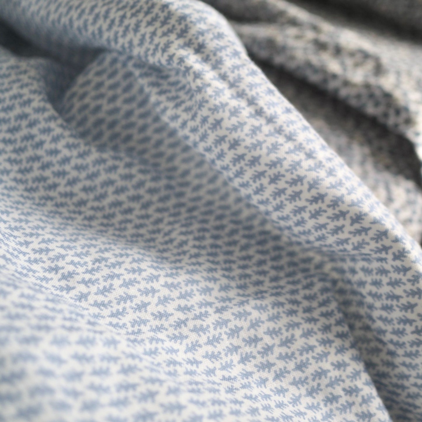 Gros plan sur l'ensemble de draps pour enfants en mousseline de coton Candide Living bleu chambray