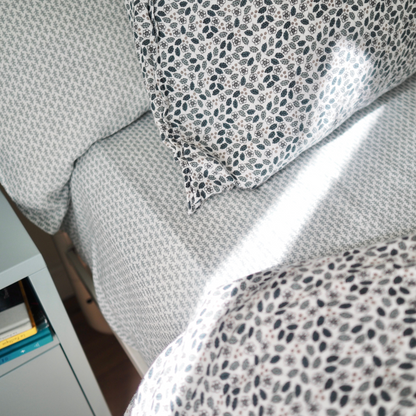 Ensemble de draps pour enfant en mousseline de coton Candide Living, motif Ondine en vert sauge, sur lit simple coordonné avec la housse de couette Flora vert sauge