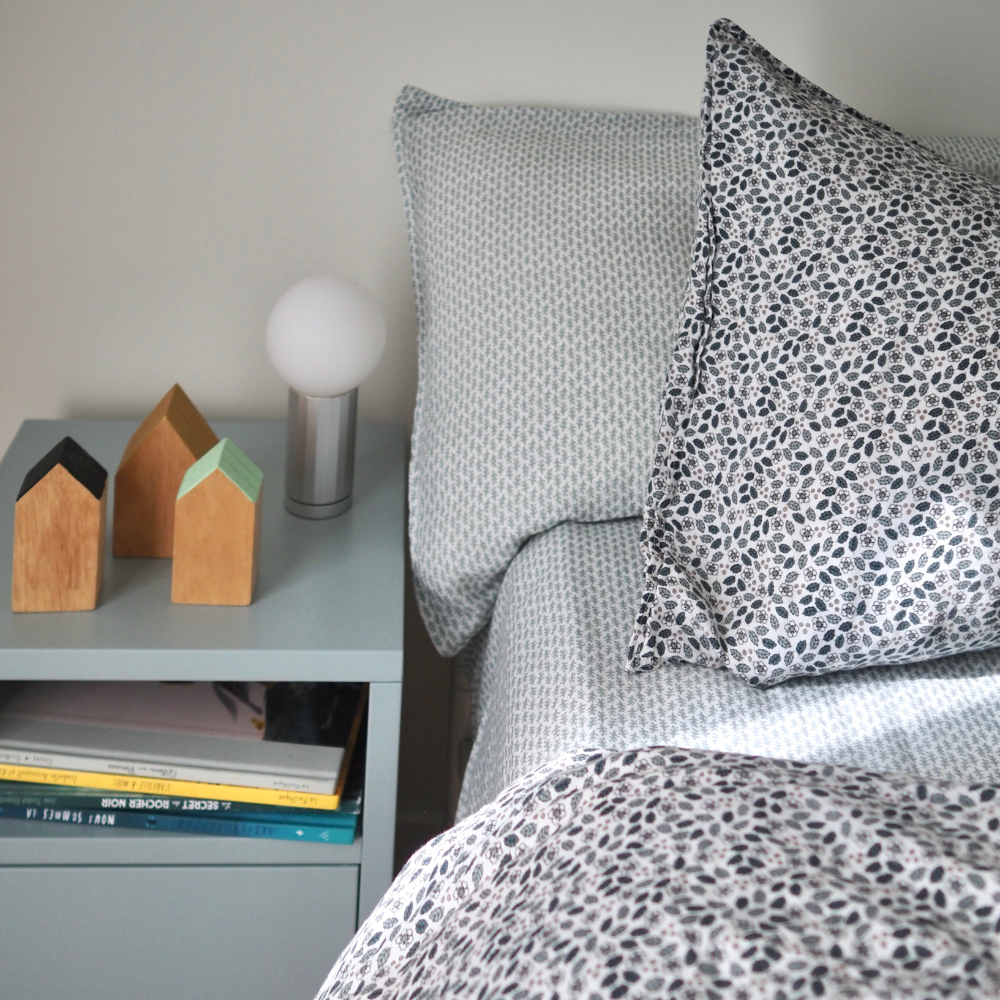 Ensemble de draps pour enfant en mousseline de coton Candide Living, motif Ondine en vert sauge, sur lit simple coordonné avec la housse de couette Flora vert sauge