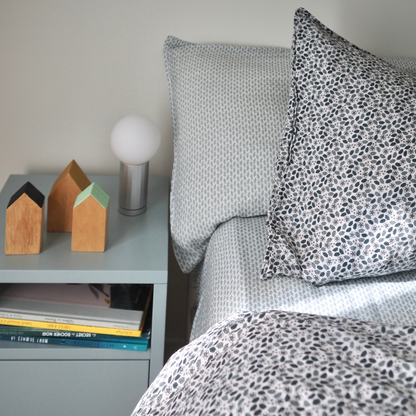 Ensemble de draps pour enfant en mousseline de coton Candide Living, motif Ondine en vert sauge, sur lit simple coordonné avec la housse de couette Flora vert sauge