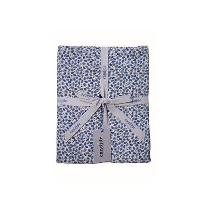 Ensemble de draps pour enfant en mousseline de coton Candide Living, motif Flora en bleu chambray, présenté avec ruban