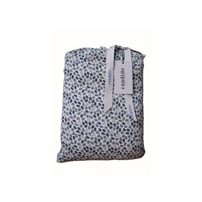 Ensemble housse de couette pour enfant en mousseline de coton Candide Living, motif Flora vert sauge, présenté dans un pochon assorti.