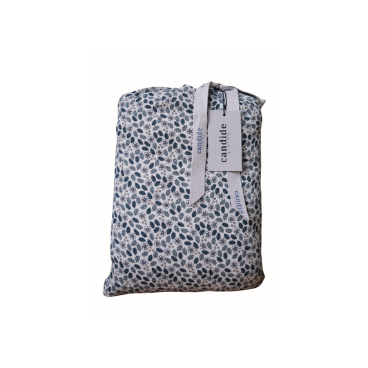 Ensemble housse de couette pour enfant en mousseline de coton Candide Living, motif Flora vert sauge, présenté dans un pochon assorti.