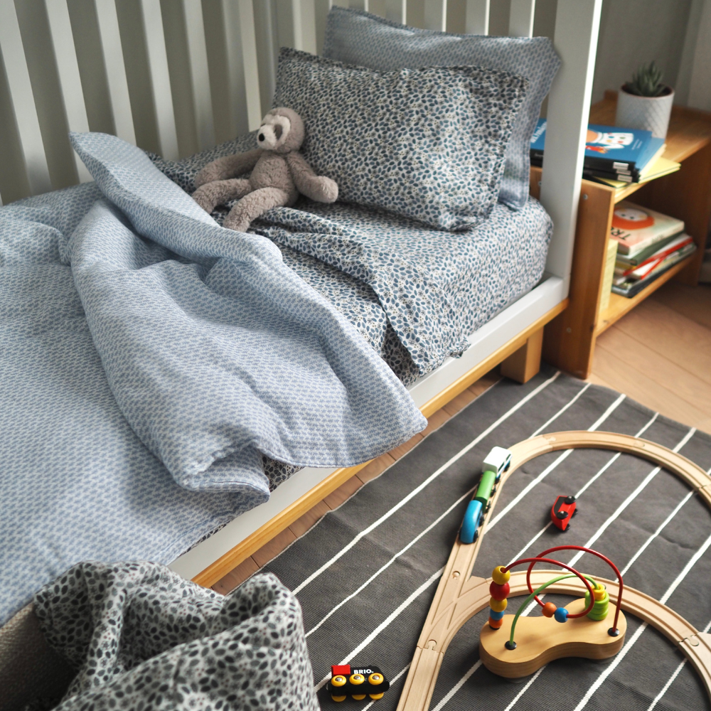 Ensemble housse de couette enfant en mousseline de coton Candide Living – motif Ondine en bleu chambray, décor de chambre d'enfant. 