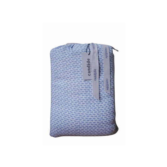 Ensemble housse de couette pour enfant en mousseline de coton Candide Living de motif Ondine en blau chambray présenté dans un pochon assorti. 