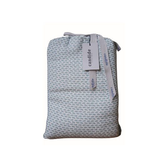 Ensemble housse de couette en mousseline de coton pour enfants Candide Living de motif Ondine vert sauge présenté dans un pochon assorti. 